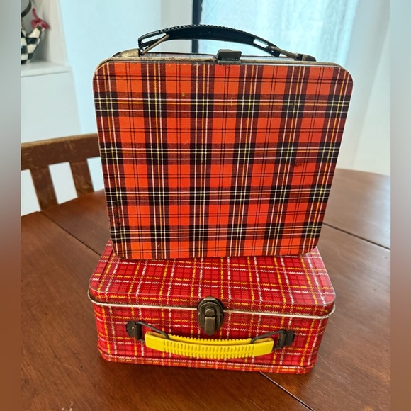 Plaid at Its Best!
Vintage Aladdin Heritage Red Plaid Metal Lunchbox - Picture 9 of 11